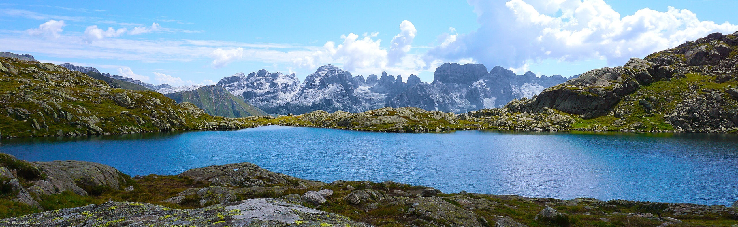 Fotografia del Lago Nero con vista sulle Dolomiti in Trentino - Alto Adige, luogo vicino all'attività Francesca Ciao - Graphic Designer Freelance