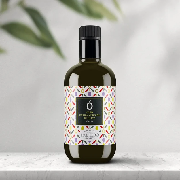 Bottiglia con grafica etichetta olio di oliva per Azienda Dal Cero Family