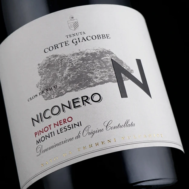 Foto etichetta di vino per il Pinot Nero NICONERO della cantina Dal Cero Family