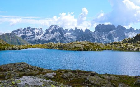 Fotografia del Lago Nero con vista sulle Dolomiti in Trentino - Alto Adige, luogo vicino all'attività Francesca Ciao - Graphic Designer Freelance